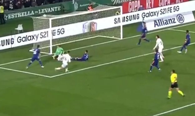  拜仁多特巅峰对决主裁争议判罚引争议  