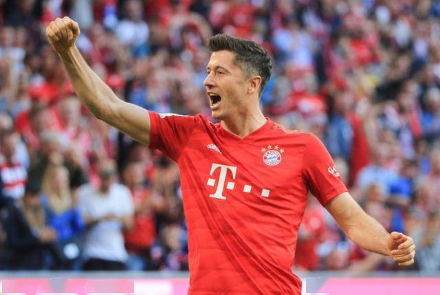  莱万多夫斯基蝉联德甲金靴三度获奖  